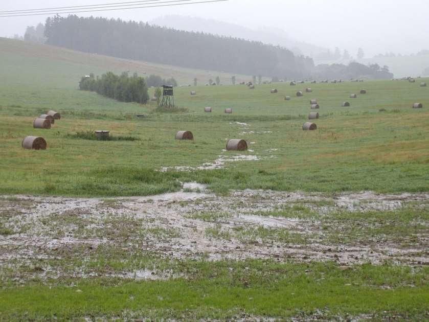 Retenční kapacita krajiny je přibližně konstanta při velkých srážkách může být zanedbatelná.