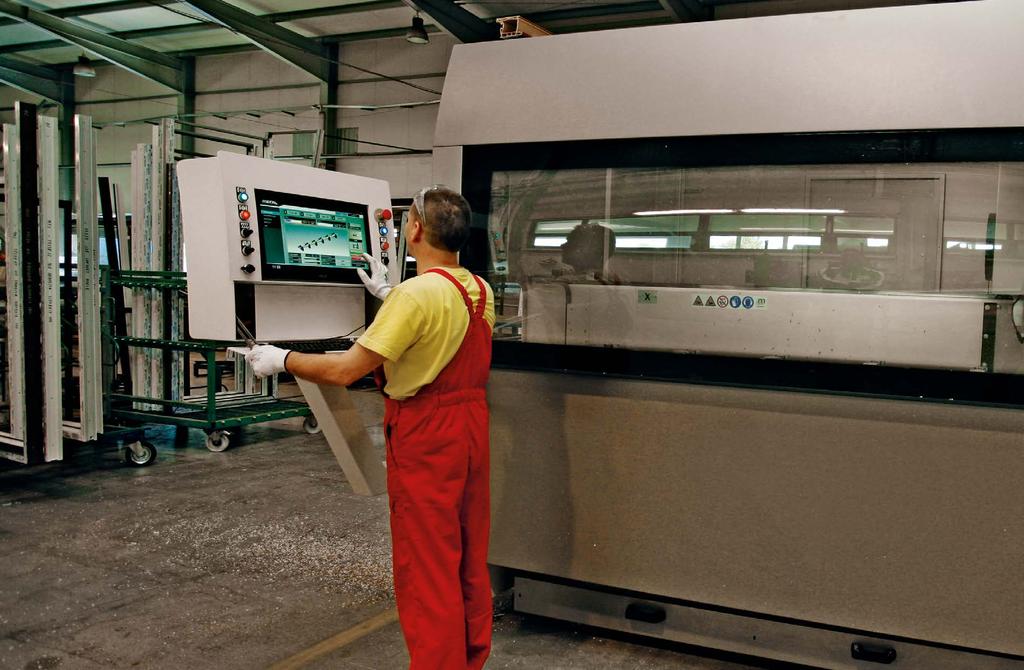 Technologie PVC profilů Technologie vytlačování profilů z tvrdého PVC má za sebou 30-ĺetý vývoj, který nadále trvá.