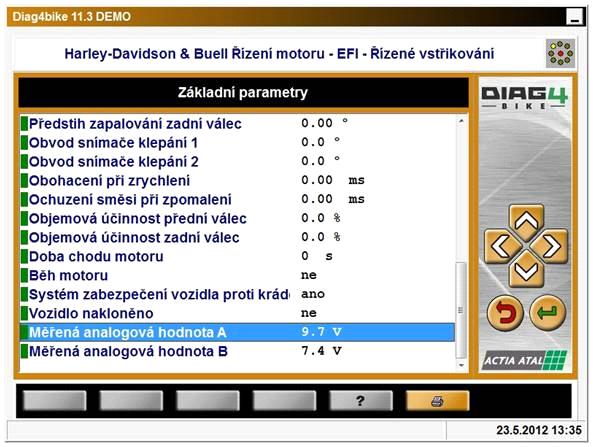 Po připojení k motocyklu, spuštění diagnostiky, navolení Měření parametrů se již zobrazují hodnoty Voltmetru (viz obr. Obr. 43) Obr. 43 Ukázka z měření voltmetru při měření parametrů (ilustrační obr.