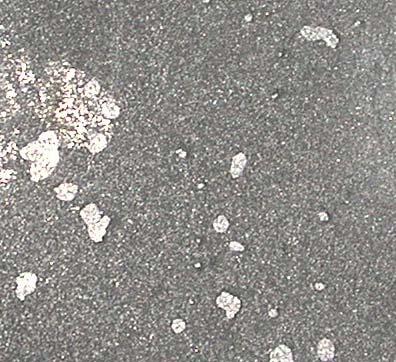 U vzorku, jehož zinkový povlak byl tvořen fázovými slitinami, došlo k místnímu odlupování povlaku.