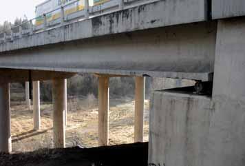 OPRAVY PREFABRIKOVANÝCH MOSTNÍCH NOSNÍKŮ ČÁST 1 REPAIRS OF PRECAST BRIDGE BEAMS PART 1 Jiří Hromádko Příspěvek navazuje na článek [4], v kterém byl představen širší přehled poruch betonových staveb a