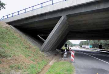 Separace povlakových a reprofilačních vrstev systémů oprav od betonových povrchů a trhliny na hranách vlivem tlaku koroze selhání celého