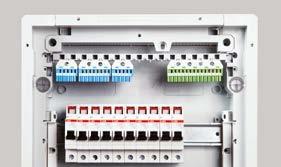 Teprve po přivedení všech kabelů do rozvodnice lze kabelové vstupy vrátit zpět a pevně je přichytit ke skříňce rozvodnice.