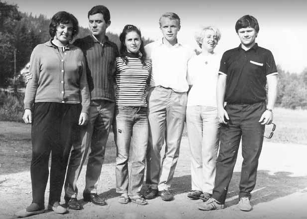 www.mestokralupy.cz HISTORIE ČERVENEC-SRPEN 2018 KZ 13 Mostní ulice v Kralupech v roce 1968 FOTO: P. MACÁKOVÁ nými vozidly, děly a tanky. Přijeli bojovat.