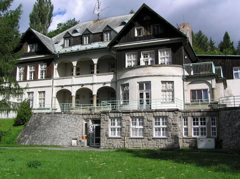 V roce 2005 se v tomto zařízení léčilo 432 pacientů s průměrnou ošetřovací dobou 50 dnů. Foto č.