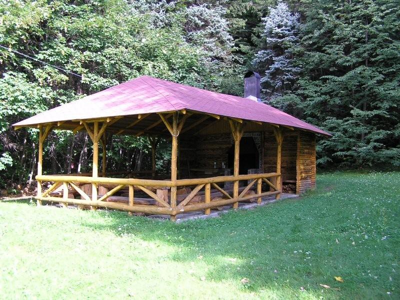ve dvou až pětilůžkových pokojích, z nichž je možno vyjít na terasu či balkón.