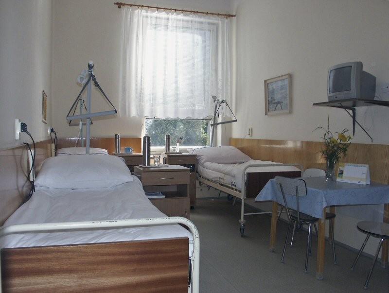 Klientům je k dispozici rehabilitační místnost s nezbytným vybavením, které doplňuje individuální rehabilitační péči o nemocné.