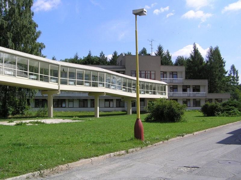Krnovská nemocnice prošla v období let 2001 2005 celkovou rekonstrukcí a modernizací lůžkových