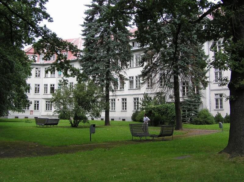 lůžky, onkologický stacionář a oddělení TRN, poskytující péči jak akutní, tak chronicky nemocným