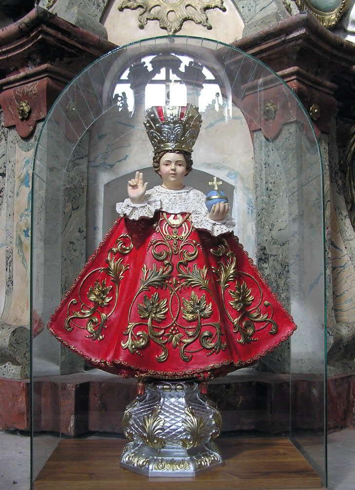 Interiér kostela sv. Ignáce zdobí a snad i celé naše město nyní chrání tato soška Jezulátka.