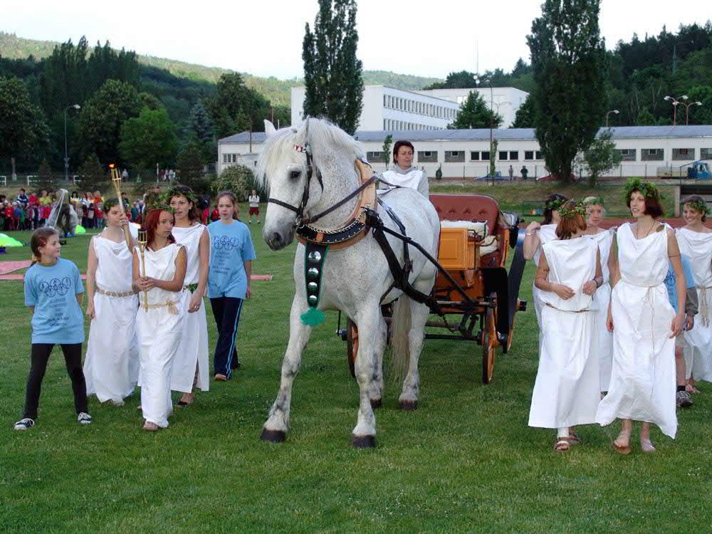 Olympiáda dětí Sedm set čtyřicet dětí z mateřských a základních škol z celého Chomutovska, nevyjímaje školy pomocné a zvláštní, se utkalo začátkem června na čtyřdenním olympijském klání, které pro