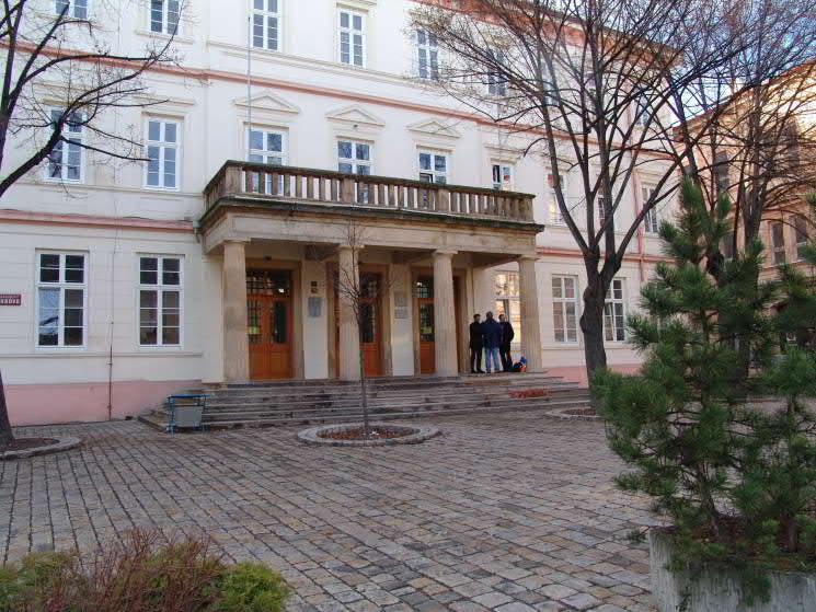 Odbor kancelář tajemníka S cílem rozšířit služby pro občany města, ale také úředníky, bylo letos vybudováno a zprovozněno detašované pracoviště informačního servisu v budově městského úřadu na Husově