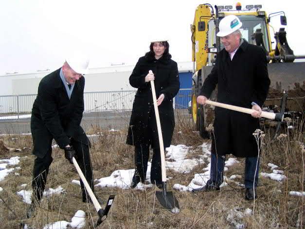 V polovině března se účastnila symbolického výkopu (na snímku), jímž byla zahájena stavba nové továrny firmy Nail Factory Europe v průmyslové zóně Severní pole, v níž vznikne 70 nových pracovních
