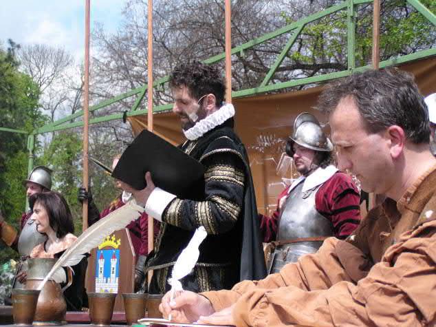 16.4.2005 - Den památek a sídel V měsíci dubnu se každoročně otevírají historická sídla a památky, vstup bývá zpravidla zdarma a zpřístupňují se i místa, která jsou pro milovníky historie obvykle