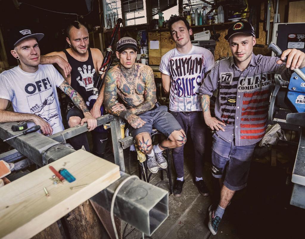 PIPES AND PINTS FOUND AND LOST Punkrockových kapel, které ve své muzice využívají dudy jako nástroj rovnocenný ostatním, lze u nás napočítat na prstech jedné ruky.
