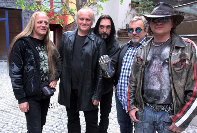 a Bûru! Po jazzrockové Îízni (1978) a dlouho zakázané Strace v hrsti (1988) je tato nahrávka z roku 1987 dûkazem hudebního i textového progresu pánû M. Kocába, M. Pavlíãka, V. âoka a novû K. Kry pína.