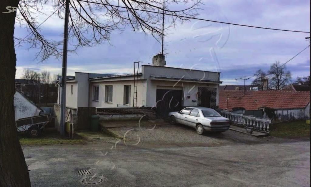 Srovnávací nemovité v ci (SN): 1) Rodinný d m Nabídková cena: 680 000,- K Lokalita: Nové Syrovice Popis: Samostatn stojící, nepodsklepený rodinný d m s dispozicí 6+2 a garáží.