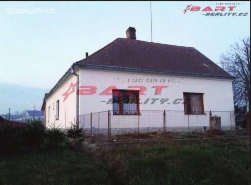 4) Rodinný d m Nabídková cena: 929 000,- K Lokalita: Martínkov Popis: Samostatn stojící, nepodsklepený rodinný d m s dispozicí 3+1.