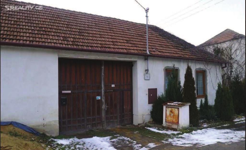 Na d m navazuje garáž, dílna a sklady.