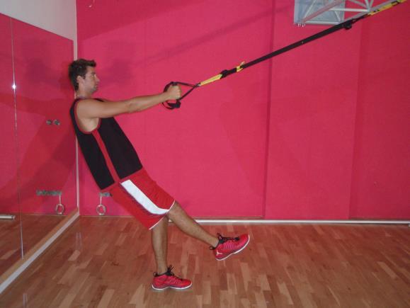 4 Zásobník cviků na TRX pro basketbal 4.1 Cviky na obranu Cviky na TRX pro posílení svalových partií, které zapojujeme v obranném pohybu, znázorňují obrázky 1 