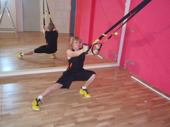 Popis cviku: dřep únožný pravou, zpět do základní polohy Technika provedení: středně dlouhé TRX, rovná záda, dřep na celém chodidle Fyziologický účinek: posílení středního a malého