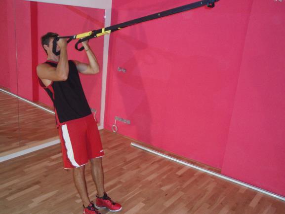 předpažit uchopit podhmatem TRX Popis cviku: z předpažení skrčit předpažmo