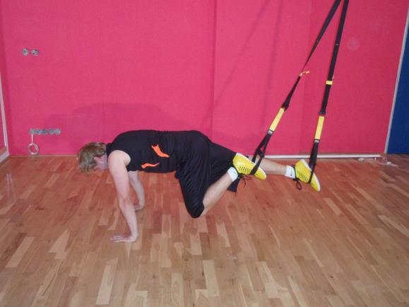 6. Přitahování kolen ve vzporu ležmo Obrázek č: 25a, Zdroj: (autor, 2013) Obrázek č: 25b, Zdroj: