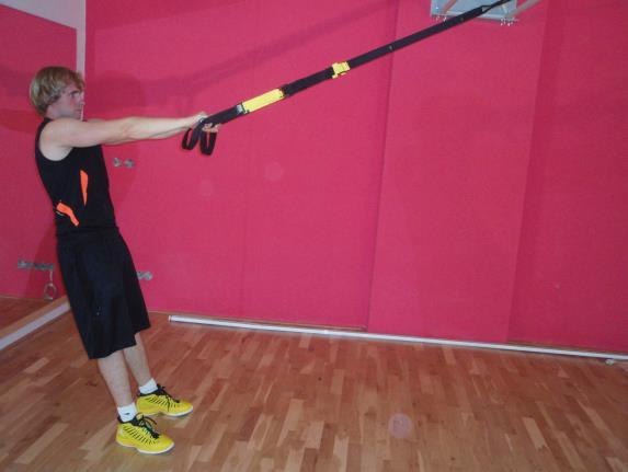 Základní poloha: leh, předpažit, paty zaháknuty v poutkách TRX Popis cviku: z lehu zvedneme pánem nad zem a vydržíme 30 až 40 sek.