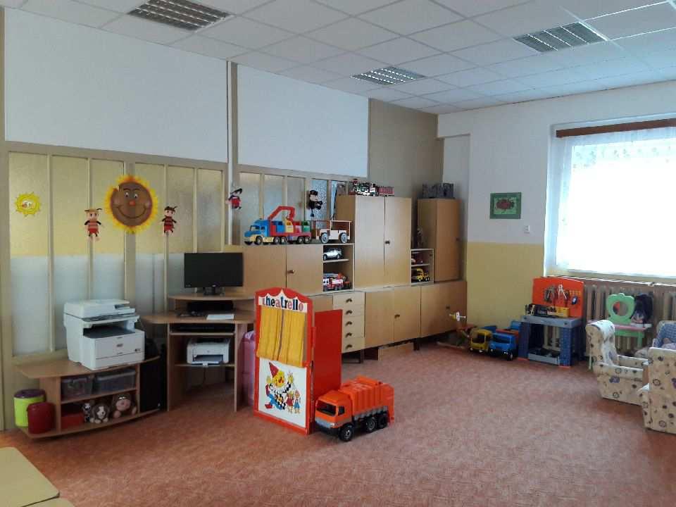 1.4. Opravy památek obce K letošnímu významnému výročí 100 let republiky obec nechala zvýraznit písmo na památníku obětí válek.
