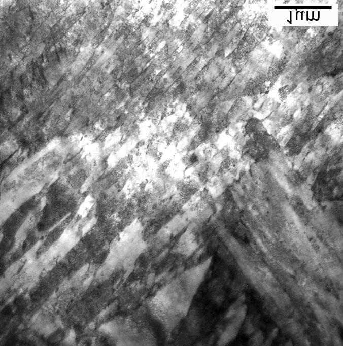 Transmission electron microscopy. Unhided boundaries of bainitic packets and laths. je ukázána na obr. 5 a 6. Na obrázcích lze identifikovat tři možné mikrostrukturní bariéry.