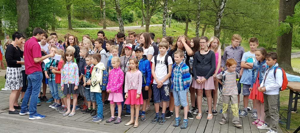 07/08 2017 JEDOVNICKÝ ZPRAVODAJ třídy 5. B, nejlepším žákem 2. stupně Sabrina Abrahamová z 9. B. Sportovních úspěchů jsme letos dosáhli tolik, že za ně bylo oceněno rovnou 15 žáků.