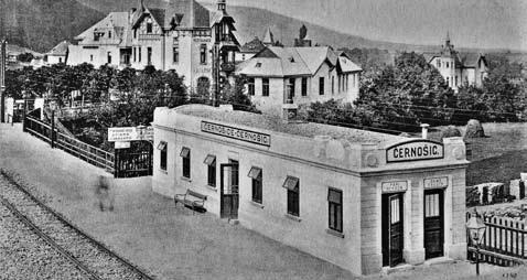 Nastupujeme a vystupujeme zde už 135 let! Tehdy v plném komfortu i s toaletami Druhá kolej Radotín-Karlštejn byla postavena roku 1908. Zastávka Dolní Mokropsy byla otevřena až r.