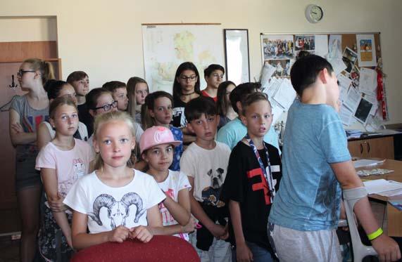 Tak by před školou měl přes prázdniny vzniknout krytý přístřešek pro kola včetně možného posezení, na školní zahradě se plánuje nový altán a workoutové hřiště.