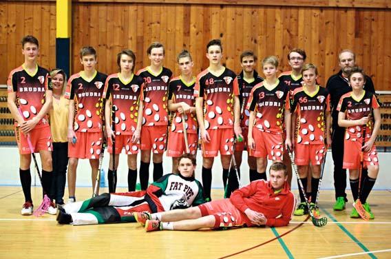 SPORT FLORBAL DOROSTENCI Zleva ležící: Ondřej Novák a Tomáš Pokorný, stojící: Daniel Cypro, vedoucí týmu Renáta Mengerová, Šimon Heřman, Jiří
