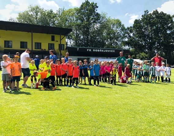 SPORT FOTBAL Turnaj O pohár obce Dobřejovice ovládla naše fotbalová školička Naši nejmenší fotbalisté a fotbalistky se na závěr sezóny zúčastnili turnaje O pohár obce Dobřejovice, který se konal v