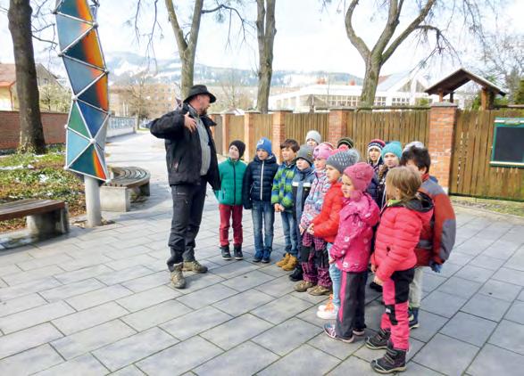Sluníčko jako by malým ochráncům Země dávalo najevo svoji náklonnost, vysvitlo zpoza mraků, a tak si třeba druháci mohli na Hlavní ulici spočítat, kolik aut kolem nich projede za pět minut (bylo jich