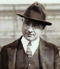 ALEXIS CARREL Alexis Carrel (1873-1944) estis franca fiziologo kaj kirurgo, profesoro de la Instituto de Rockefeller en Novjorko, dum 32 jaroj krom lekcioj pri biologio li plenumadis sciencajn