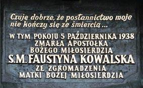 Paŭlo la Dua antaŭ la kapelo en Krakovo-Łagiewniki Mi