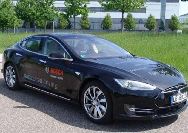 S31 Noi autovehicule de testare pentru conducerea automată Două autovehicule de testare electrice se alătură flotei Bosch Autovehiculele de testare pentru conducerea automată se bazează pe Tesla