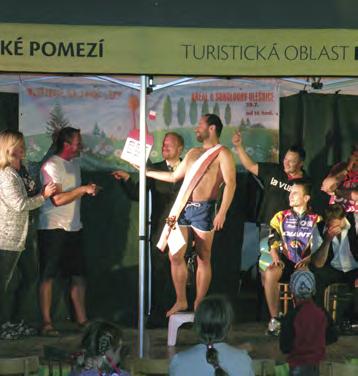 minutě přišla světlá chvilka, kdy hostující obrana zaspala, míč se dostal k Hundákovi ČERVENOKOSTELECKÝ ZPRAVODAJ / ZÁŘÍ 2017 a ten rozvlnil síť za marně se natahujícím Vízkem a my