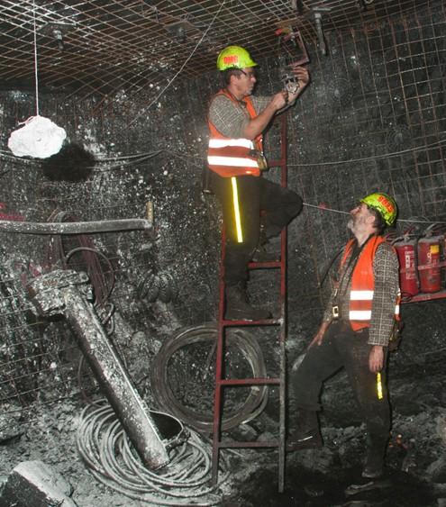 BULLETIN SDMG Strana 5 druhým figurantem, pokud tedy není možno provést instalaci z některého z mobilních zařízení. Obr. 6: Laserové ukazovátko PWGL využívané pro dobývací metodu CHODBA PILÍŘ.
