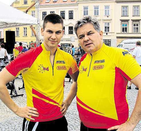 A nemohl jsem si nechat ujít filmovou Díru u Hanušovic, vykládá. Avaří. Jak říká, má ktomu zdravý chlapský přístup. Žádné zdlouhavé vyvařování, ale něco rychlejšího, ostřejšího. Třeba čínu.