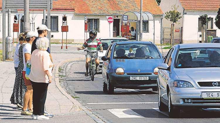 Včera však ministr dopravy představil ve Znojmě poněkud odlišnou verzi, jak ulevit městu od dýmajících aut.