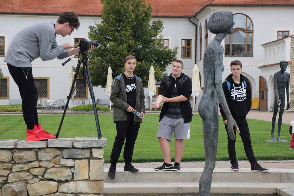 fotografické soustředění v obci široký důl V polovině září proběhlo čtyřdenní soustředění studentů třetího ročníku MMT v malé vesnici nedaleko Litomyšle.