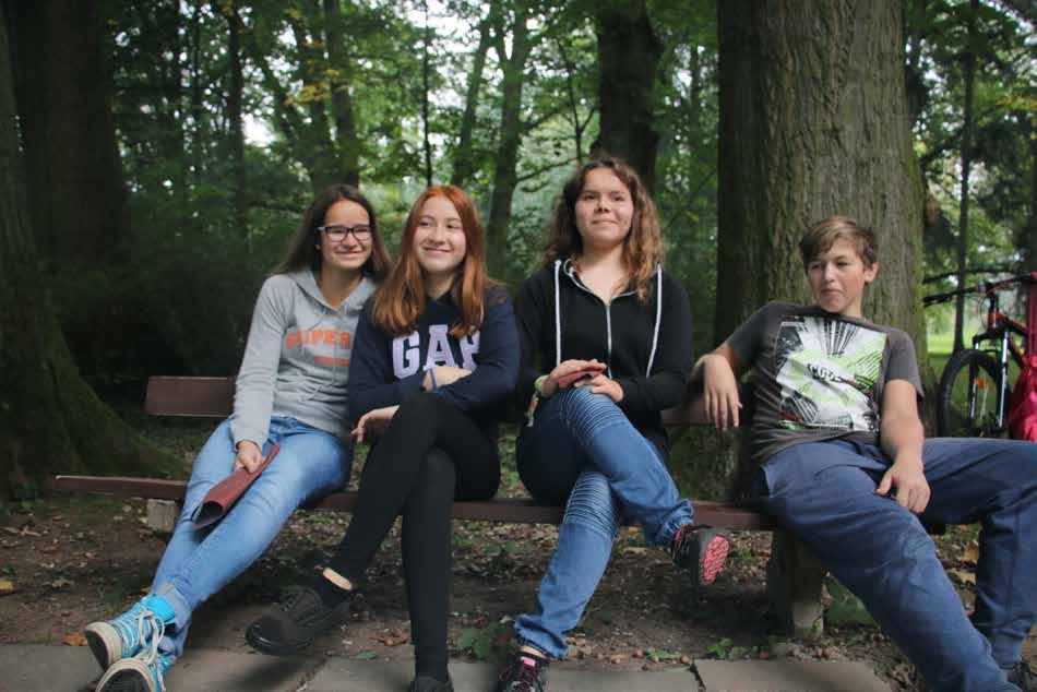 lavička v parku ožila Všechno začalo krásným nápadem opravit a navrhnout podobu lavičky v poděbradském parku blízko slepého ramene řeky Labe zvaného Skupice, která je v blízkosti busty S.K. Neumanna.