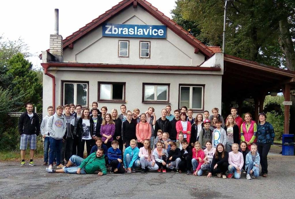 adaptační kurz očima studentů Adaptační kurz ve Zbraslavicích Cílem bylo seznámit se s ostatními žáky primy. Rozdělili jsme se do 4 skupin: Zmrzliny, Šmoulové, Foxes a Hráči.