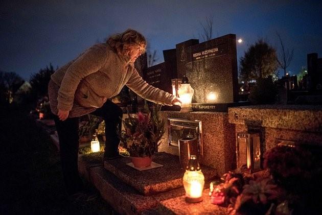 DUŠIČKY Každý rok 2.listopadu si připomínáme zesnulé známé. Tento svátek je brán jako svátek zesnulých nebo památka zesnulých.
