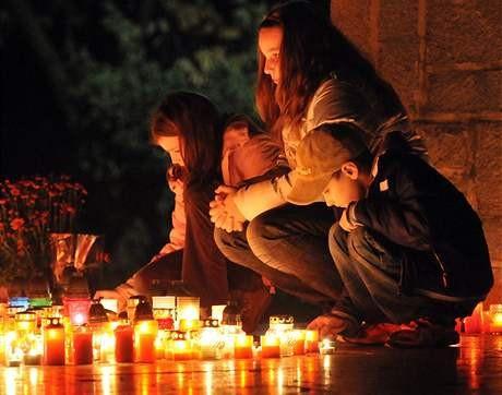Může dojít k setkávání živých a mrtvých, světlem živí ukazují cestu mrtvým. Tradici svátku Samhain je svou podstatou a znaky nejvíce podobná oslavě halloweenu.