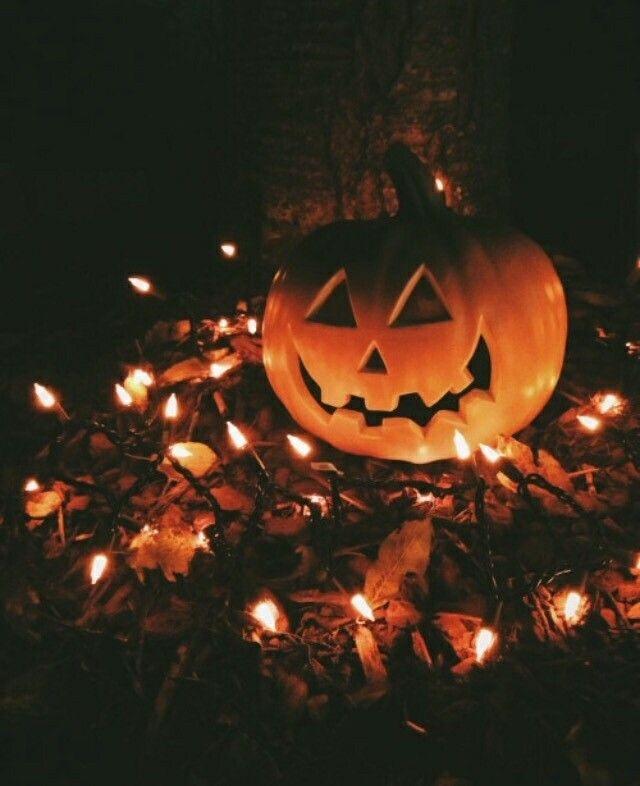 Halloween Poslední říjnový večer se v mnoha zemích, především v těch anglicky mluvících, nese ve znamení oslav Halloweenu.