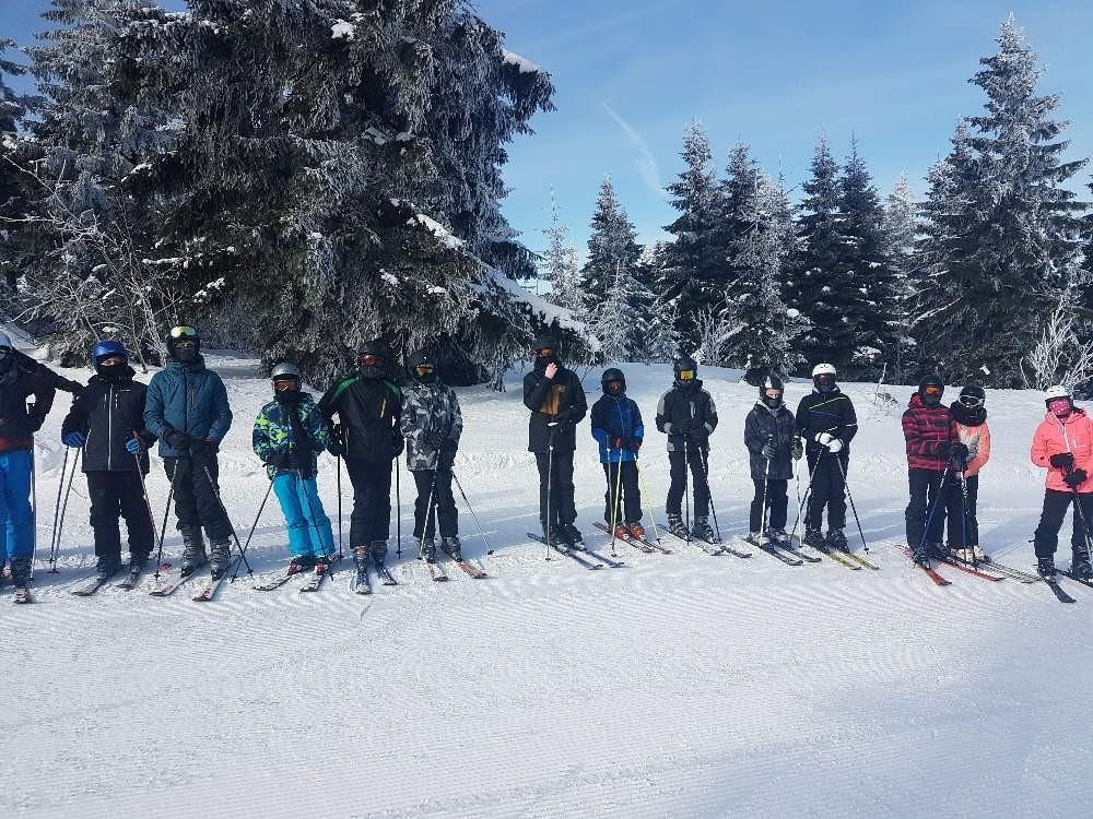 Ubytování bude v penzionu v Loučné pod Klínovcem. Doprava do areálu bude zajištěna skibusem.